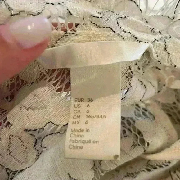 H&M lace cap sleeve dress w/ back black velvet bowtie. Size 6 - Picture 5 of 5